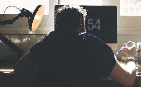 Eine falsche Sitzposition ist die Ursache für die Entstehung einer Osteochondrose.