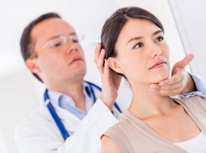 Diagnose einer zervikalen Osteochondrose bei einem Termin beim Neurologen.