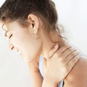 Starke Schmerzen aufgrund einer Osteochondrose der Halswirbelsäule.